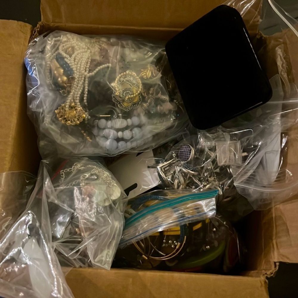 Huge 2.5 LBs UNSEARCHED vtg to modern jewelry lot~ mostly wearable repair resale